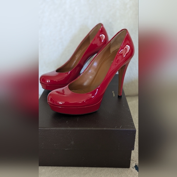 Gucci Vernice Crystal Platform Pumps - Picture 2 of 6